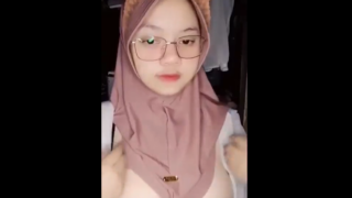 ABG Hijab Cantik Demi Uang Rela Live Sambil Mainin Gunung Kembarnya