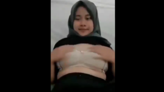 Putri Hijab Gunung Nya Hampir Tumpah Di Mainin Sendiri